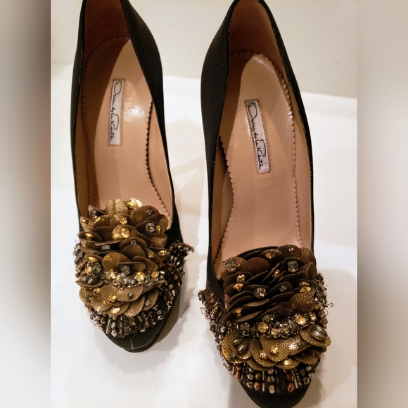 ⭐️Host Pic ⭐️ Oscar de la Renta Heels size 38 🔥 With floral rosette on toe - Picture 2 of 14